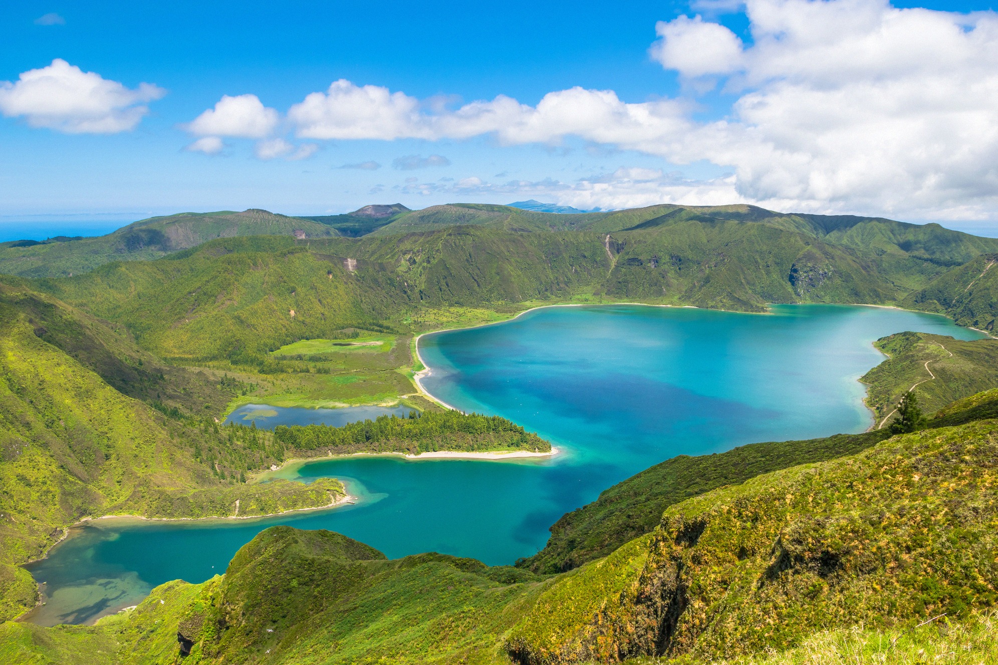 Turkoosinvärinen Lagoa do Fogo -kraatterijärvi (Tulijärvi) rehevän vihreiden tulivuorenrinteiden keskellä, huikea luonnonihme keskellä São Miguelia.