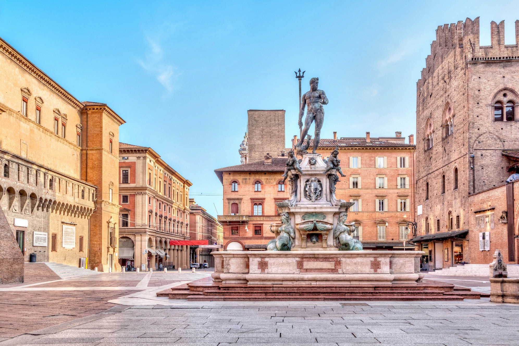 Fontana del Nettuno Piazza del Nettunolla Bolognassa, Giambolognan Neptunus-suihkulähde (1566) aamuvalossa tiilipalatsien ympäröimänä.