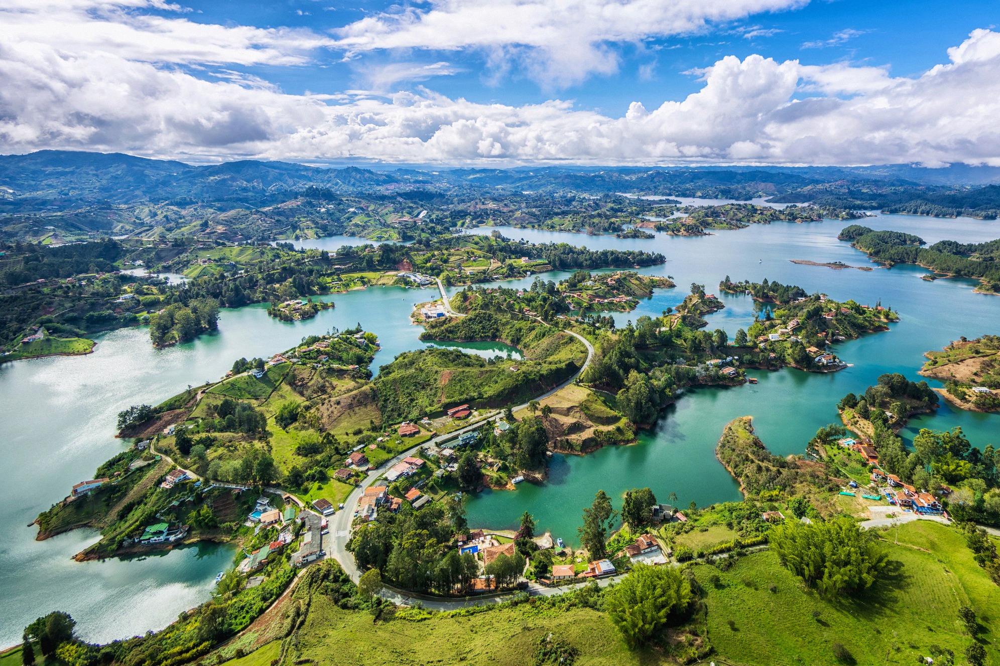 Laaja panoraama El Peñón de Guatapésta yli vihreiden saarten pilkkoman Guatapé-tekojärven Medellínin lähellä Kolumbiassa.
