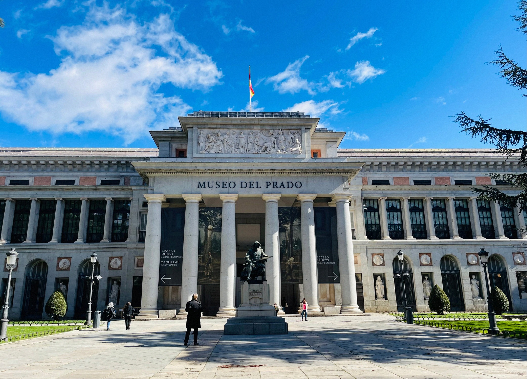 Museo del Pradon pylväsjulkisivu Madridissa ja Velázquezin muistomerkki pääsisäänkäynnin edessä.