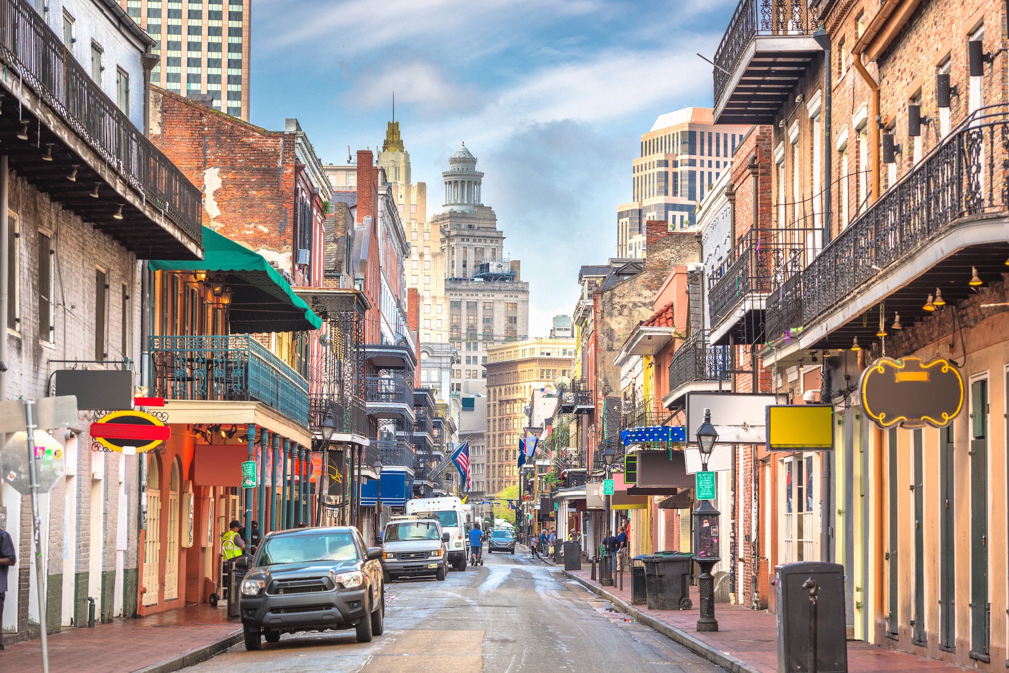 New Orleansin French Quarterin kuuluisa Bourbon Street: takorautaparvekkeiset historialliset rakennukset reunustavat vilkasta katua, kaupungin kulttuurisen sydämen tunnuskuva.