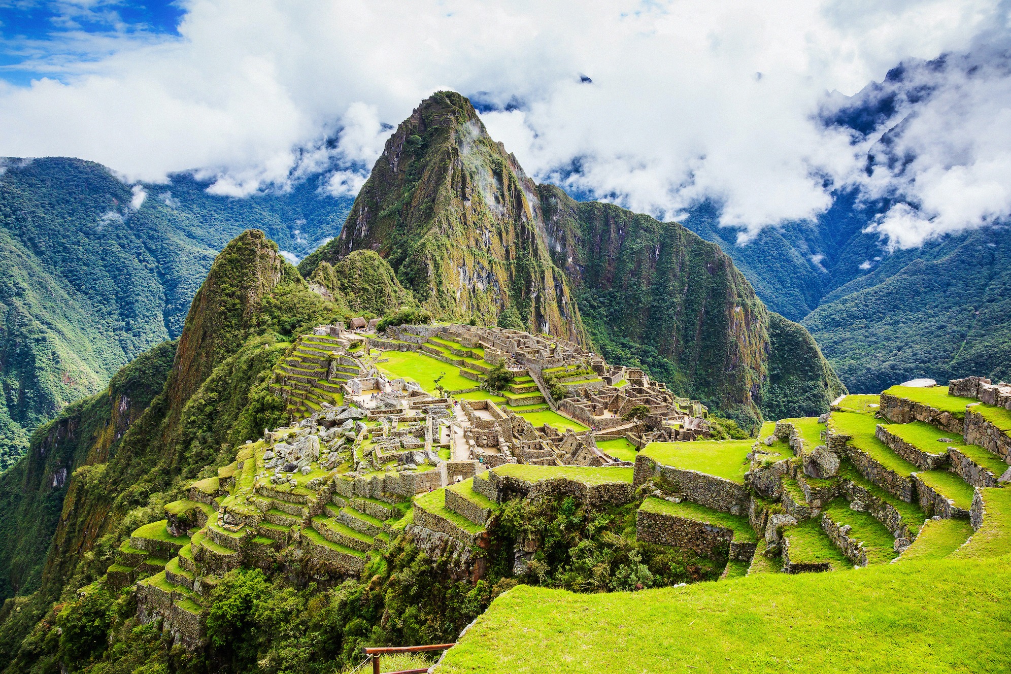 Ikoninen lintuperspektiivi inkojen raunioista Machu Picchusta Perun Andeilla, taustalla Huayna Picchu.
