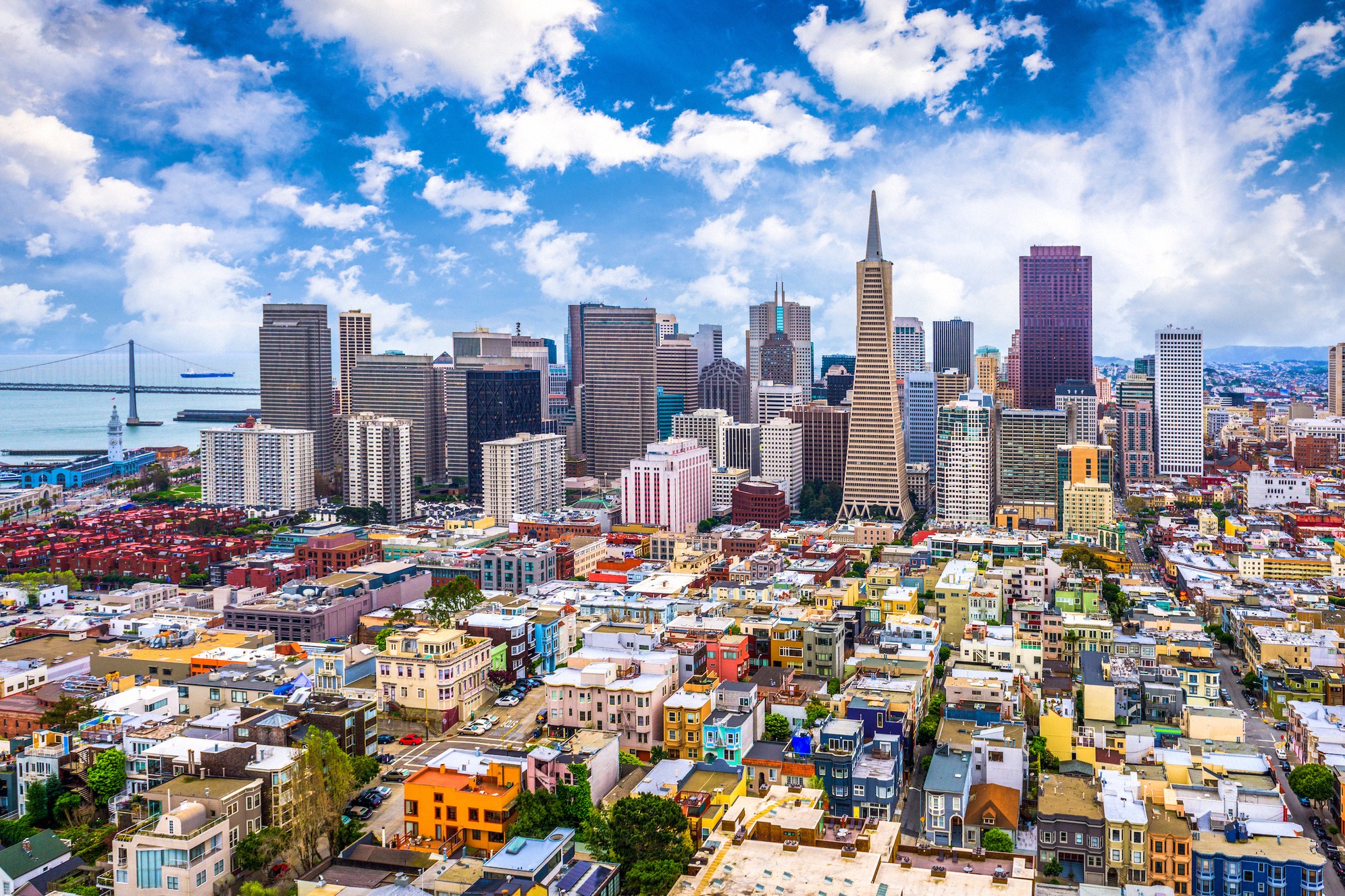 Ilmakuva San Franciscosta, edessä Transamerica Pyramid ja taustalla Bay Bridge.