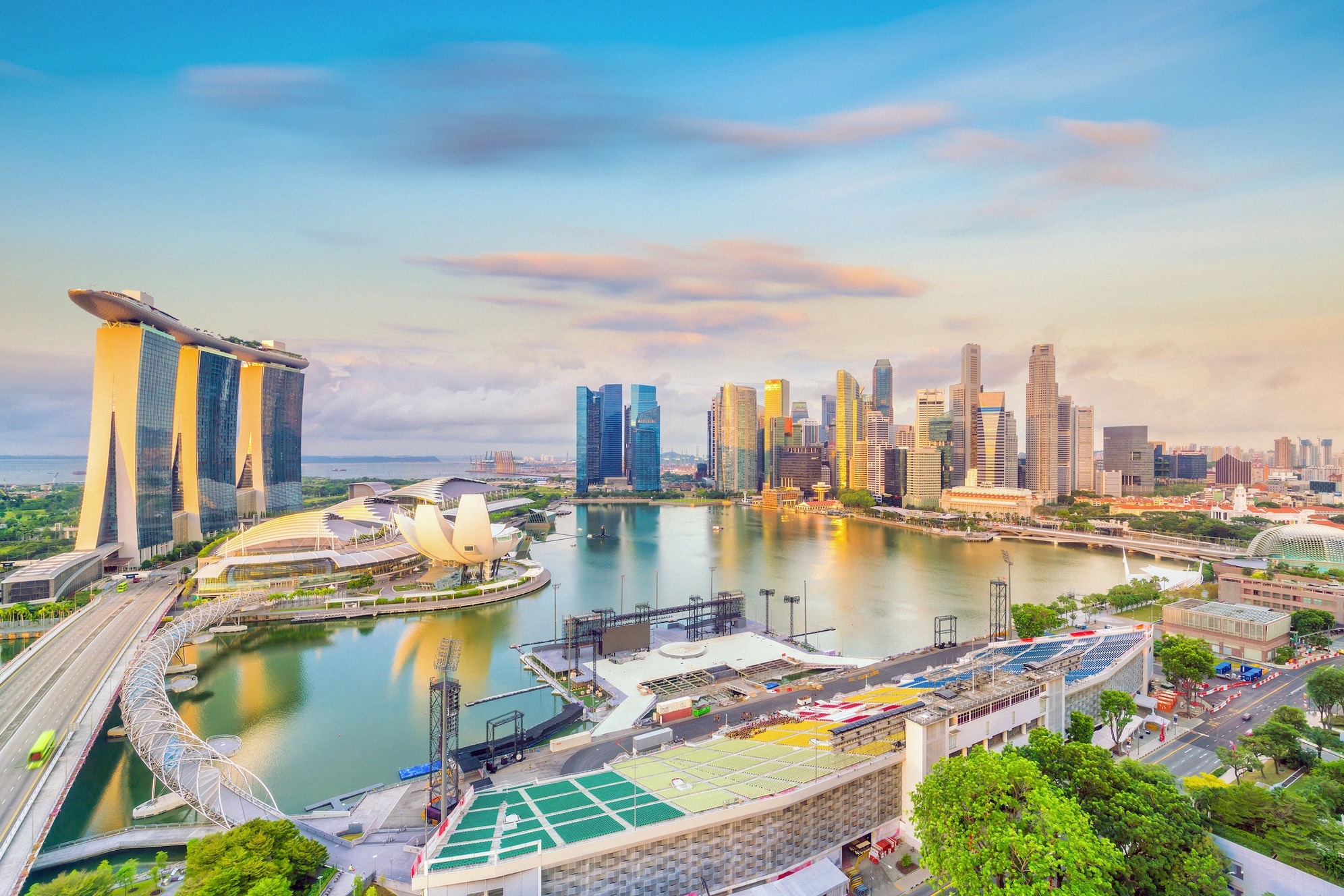Ilmapanoraama Marina Baystä Singaporessa, kuvassa Marina Bay Sands -hotelli, ArtScience Museum ja rahoituskeskuksen pilvenpiirtäjät iltataivasta vasten.