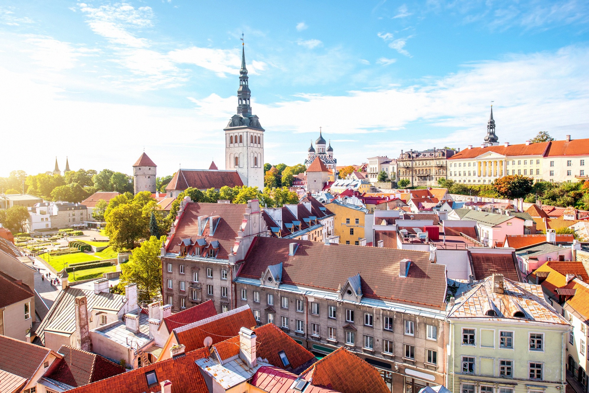 Näkymä Tallinnan vanhankaupungin kattojen yli, kuvassa Niguliste-kirkko ja Aleksanteri Nevskin katedraali.