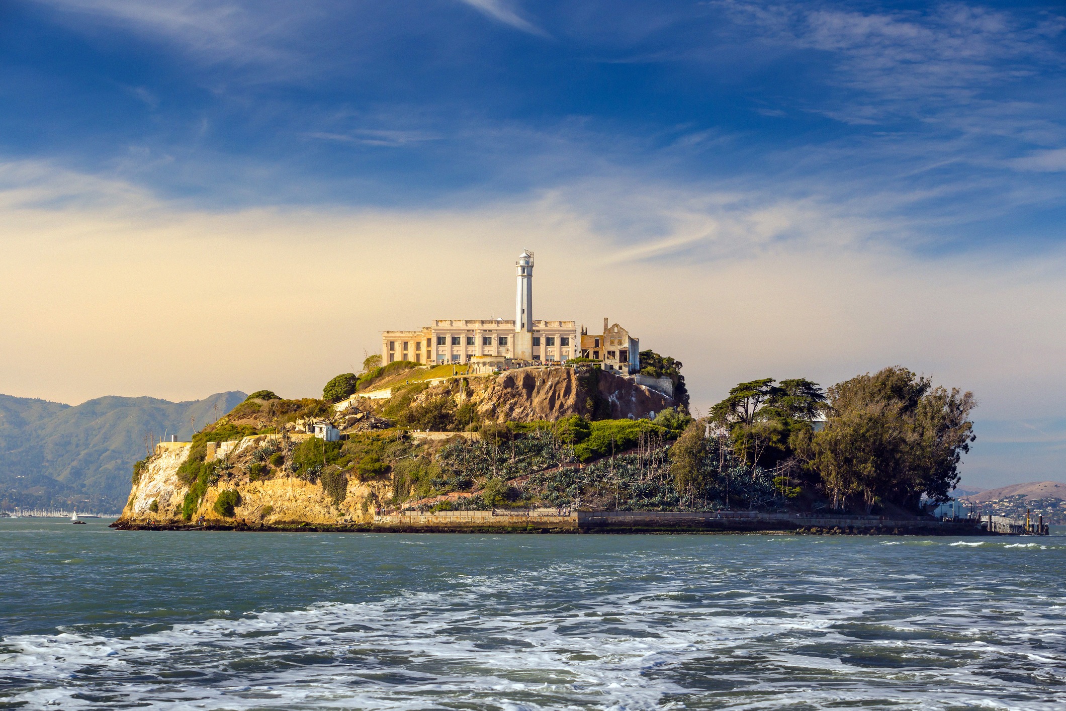 Alcatrazin vankilasaari San Franciscon lahdella, selliosasto ja majakka, ympärillä aaltoileva meri.