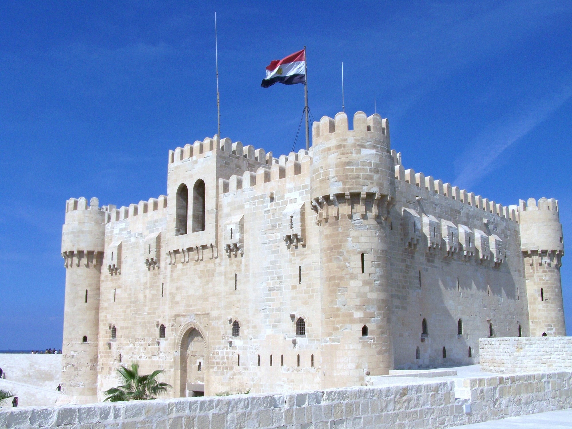 Keskiaikainen merilinnoitus Qaitbayn sitadelli Aleksandriassa, Egyptin lippu liehuu kirkkaansinistä taivasta vasten