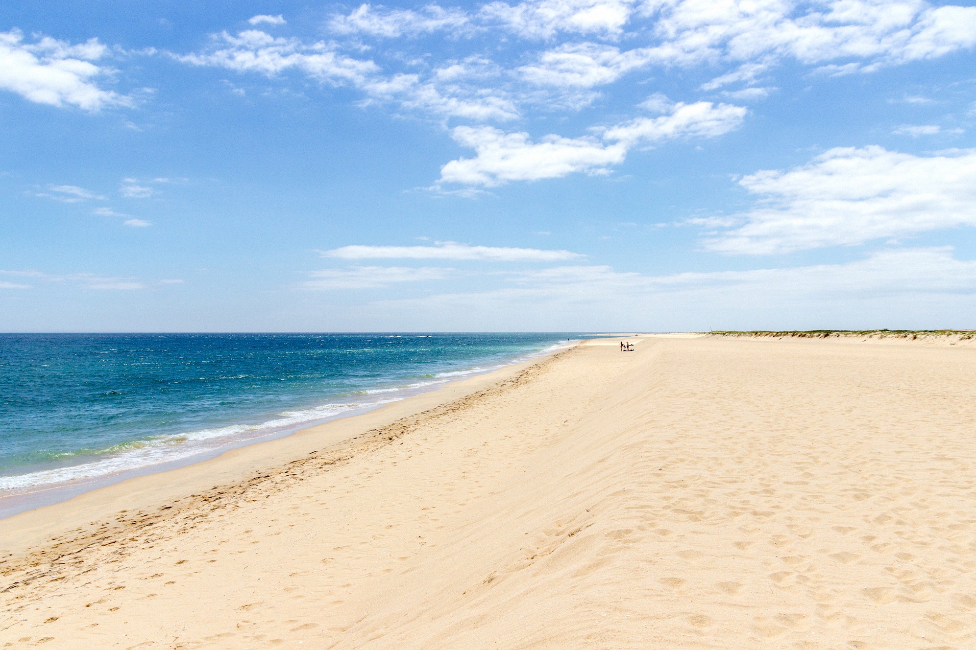 Autio, loputtomalta vaikuttava hiekkaranta Ilha Desertalla (Ilha da Barreta) Ria Formosan luonnonpuistossa lähellä Faroa, yksi Algarven rauhallisimmista rannoista.