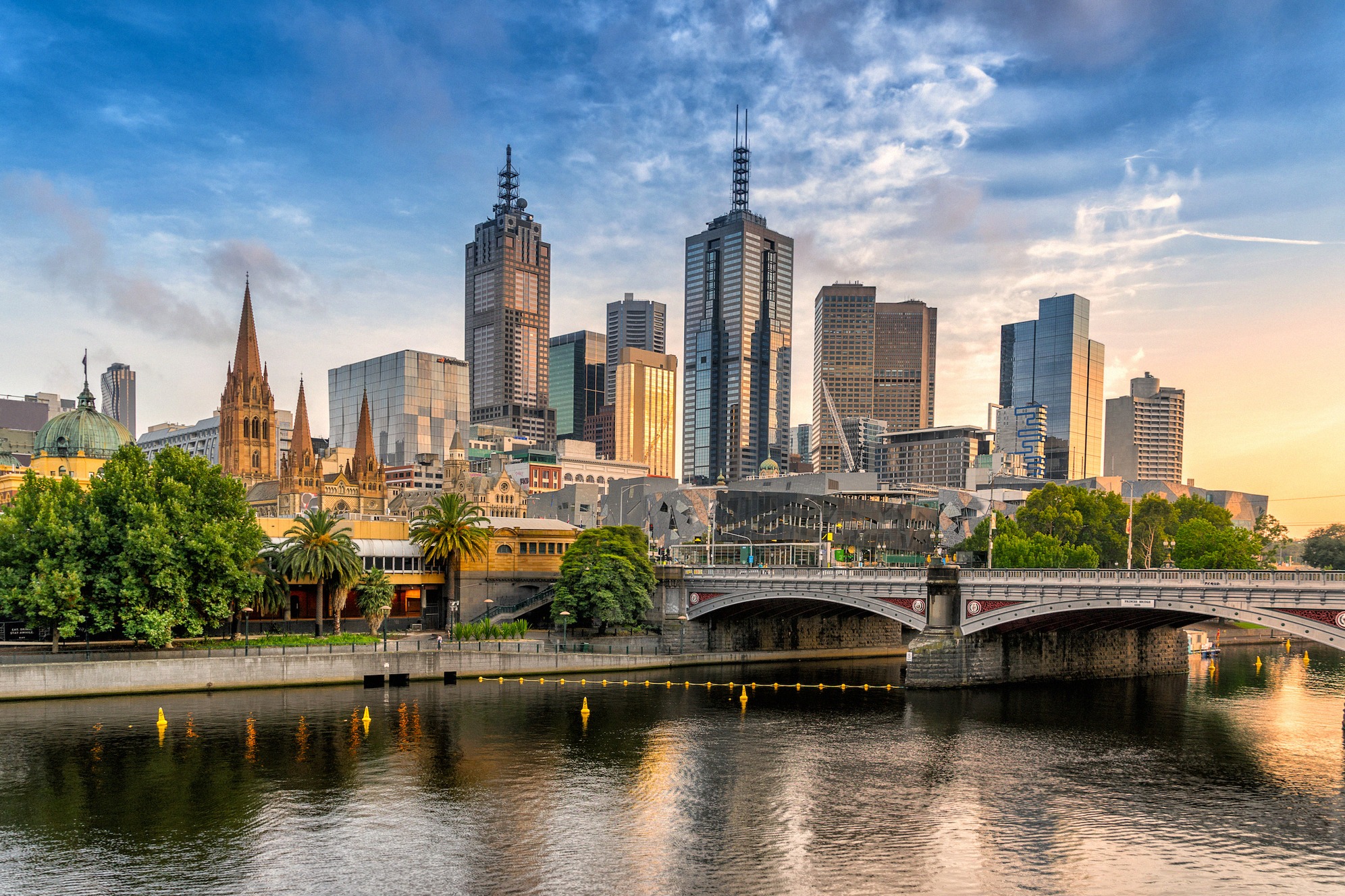 Sydneyn oopperatalo ja keskustan (CBD) taivaanranta taustalla, kuvattu Sydneyn sataman vastarannalta, Australian tunnetuin maamerkki.