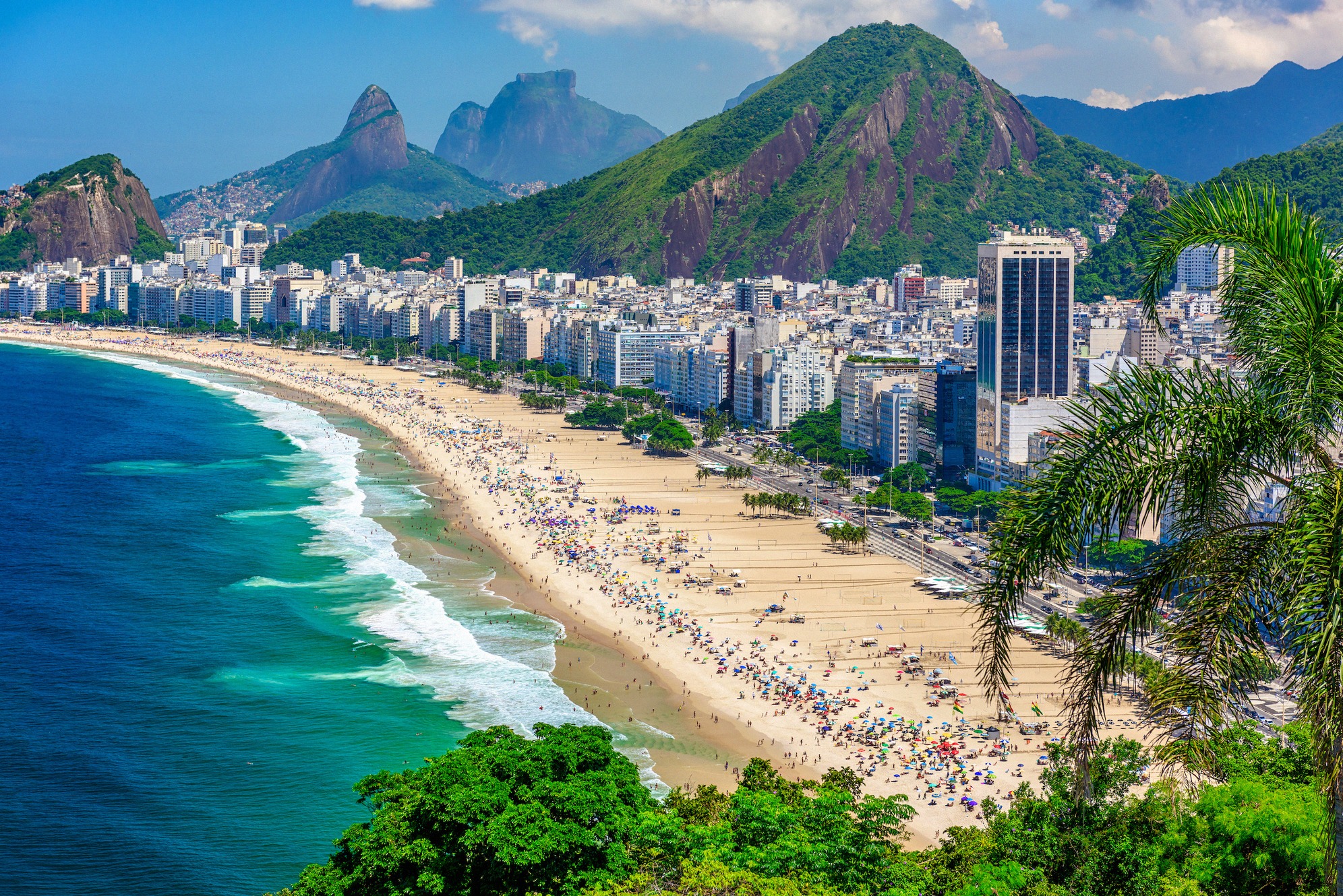 Panoraamanäkymä Rio de Janeirosta Kristus-patsas Cristo Redentor edessä, Sokerileipä ja Guanabaran lahti, lähes identtinen kuvakulma kuin rio-1:ssä, mutta hieman poikkeava kuvakompositio.