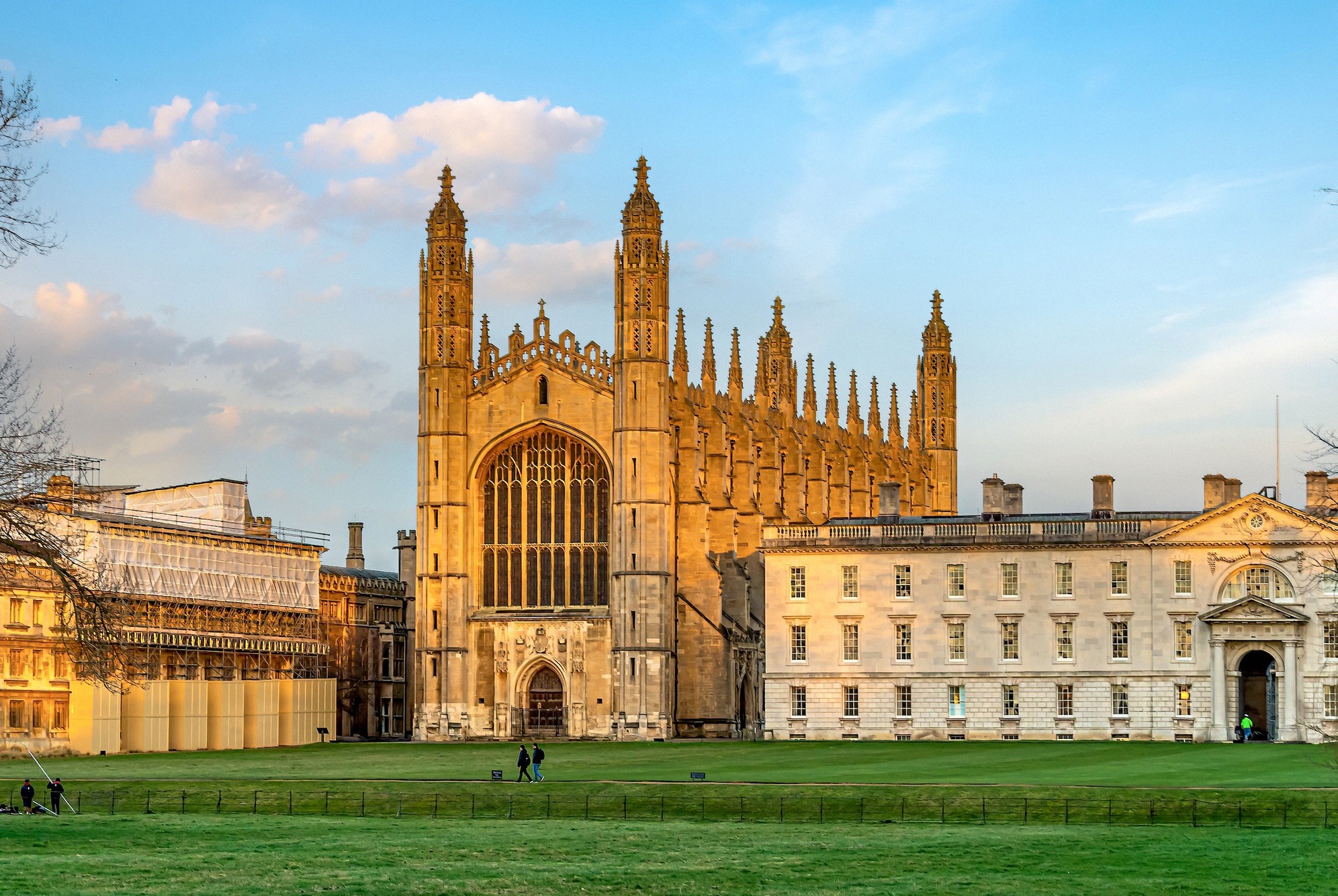 King's College Chapel Cambridgessa kultaisessa iltavalossa ominaispiirteisine pikkutorneineen sekä viereiset klassistiset yliopistorakennukset Backsilta nähtynä.