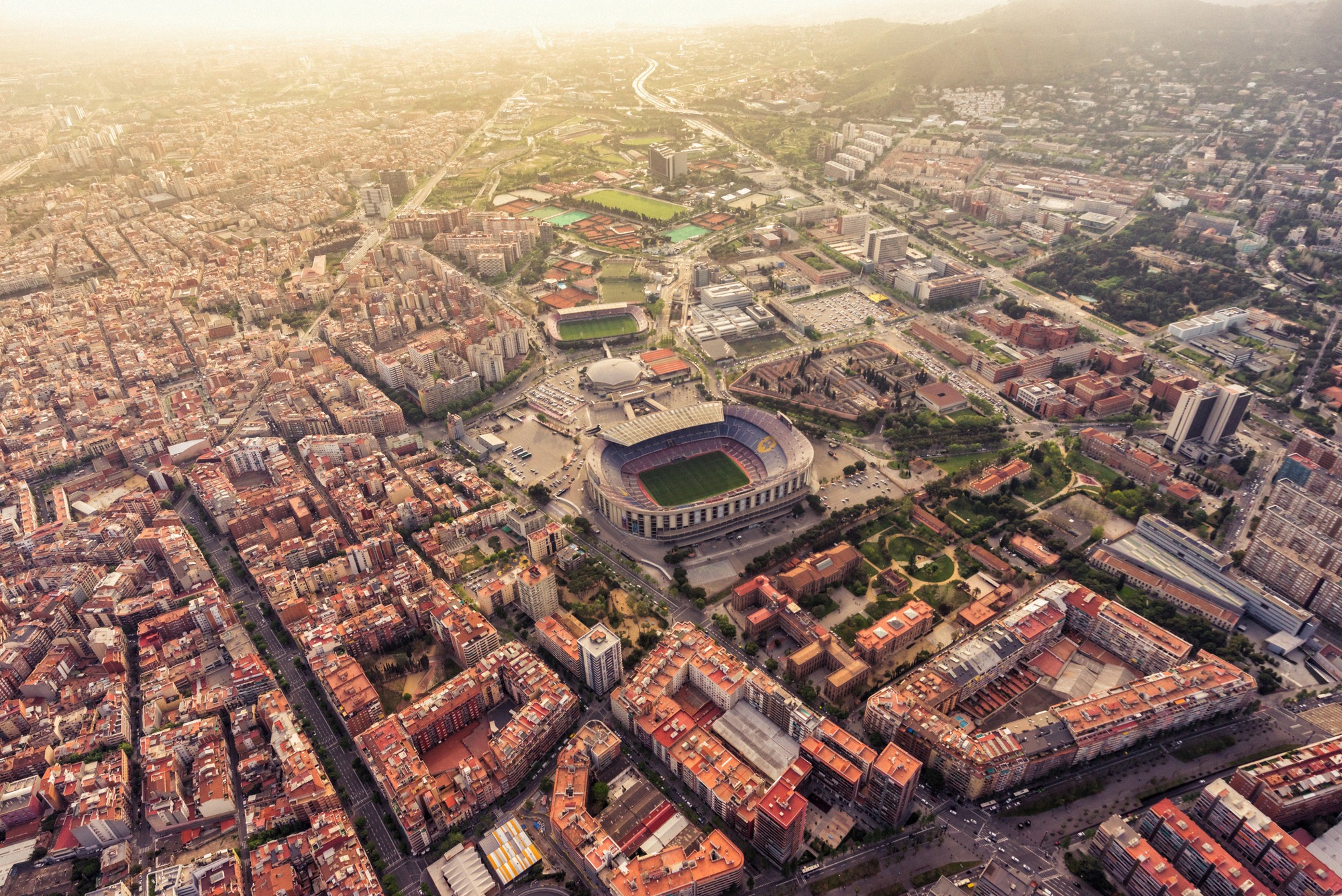 Ilmakuva Camp Nousta keskellä Barcelonan korttelikaavaa, taustalla kaupungin kukkulat.