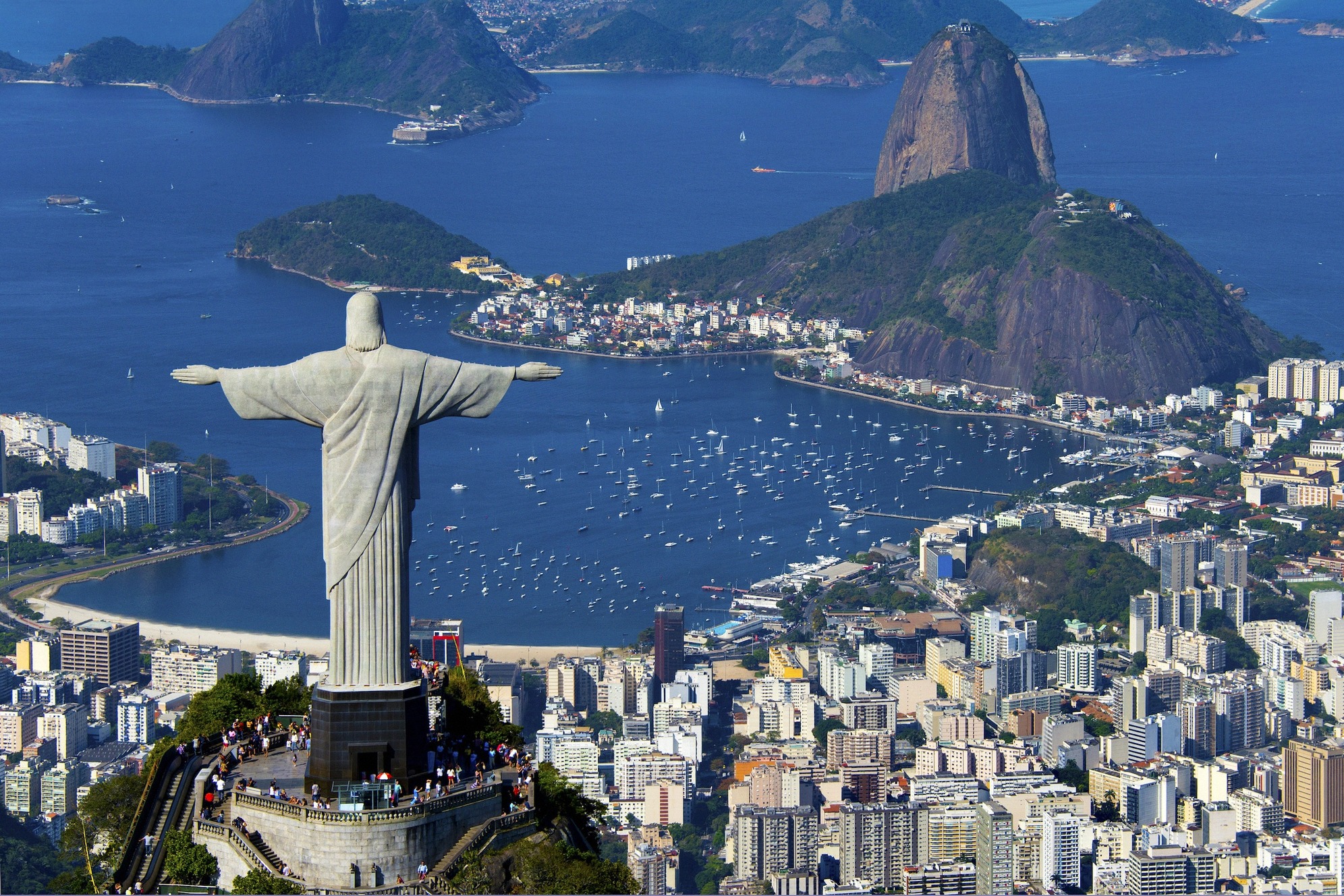 Panoraamanäkymä Rio de Janeiroon, etualalla Kristus-patsas Cristo Redentor, taustalla Sokeritoppa ja Guanabaran lahti