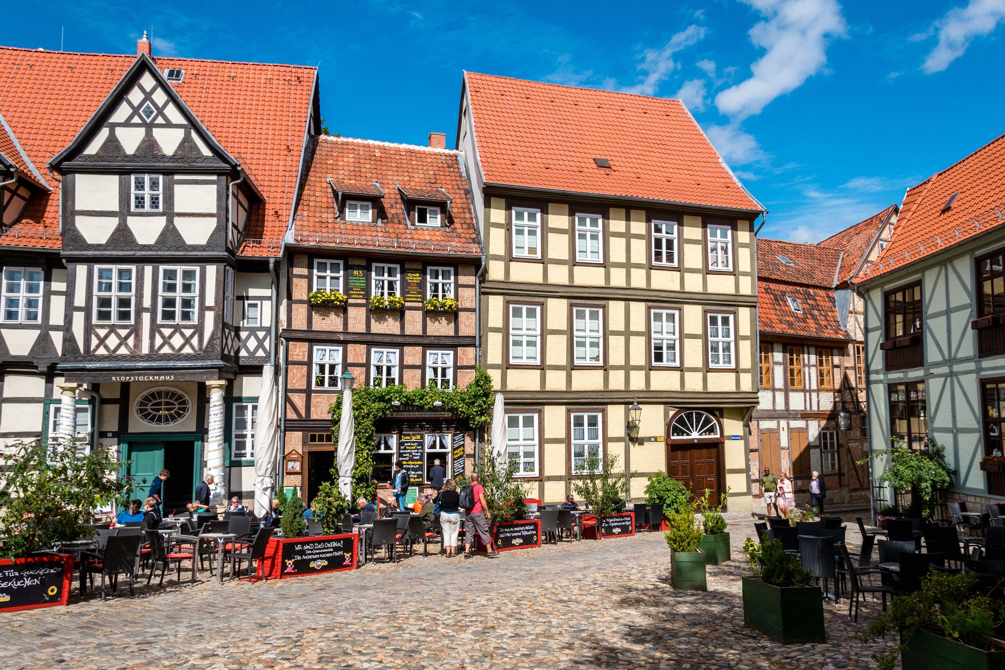Plönlein Rothenburg ob der Tauberissa: romanttisen vanhankaupungin kuuluisin kuja värikkäine hirsitaloineen, kaupunginportteineen ja katukivineen, yksi Saksan valokuvatuimmista kohteista.