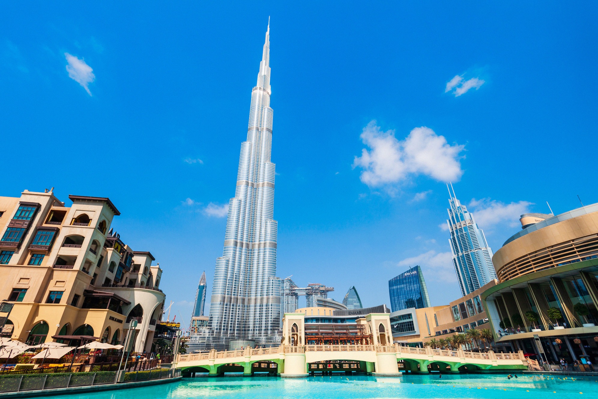 Burj Khalifa, maailman korkein rakennus, kohoaa Dubai Downtownin kulissin yllä, edessä näyttävä Dubai Fountainin allas ja oikealla Address-hotelli.