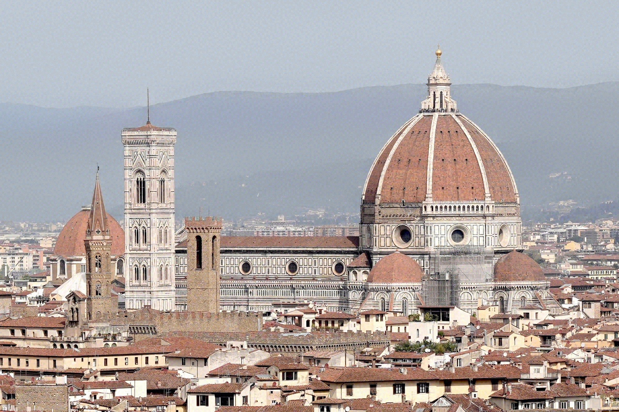 Klassinen näkymä Firenzeen Piazzale Michelangelolta: keskellä Santa Maria del Fioren tuomiokirkko Brunelleschin kupolilla ja Giotton kellotornilla, vasemmalla Palazzo Vecchion torni, etualalla Arno.