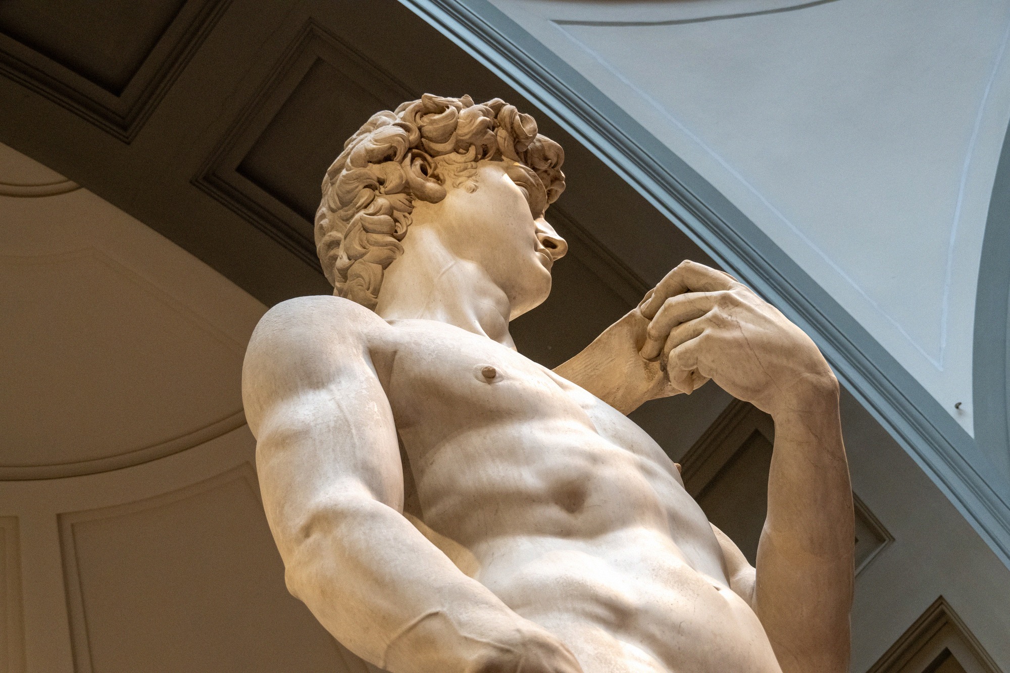 Lähikuva Michelangelon Daavid-patsaasta Galleria dell'Accademiassa, näkymä patsaan päähän ja hartioihin.