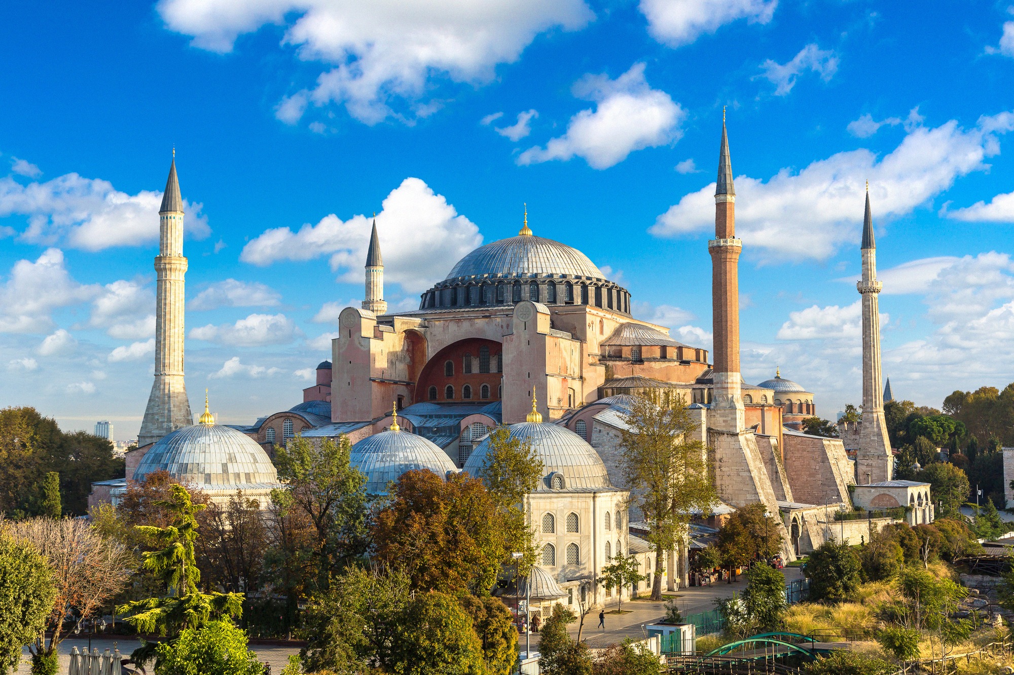 Hagia Sofia Istanbulissa ulkoa kuvattuna, mahtava pääkupoli, puolikupolit ja neljä minareettia.