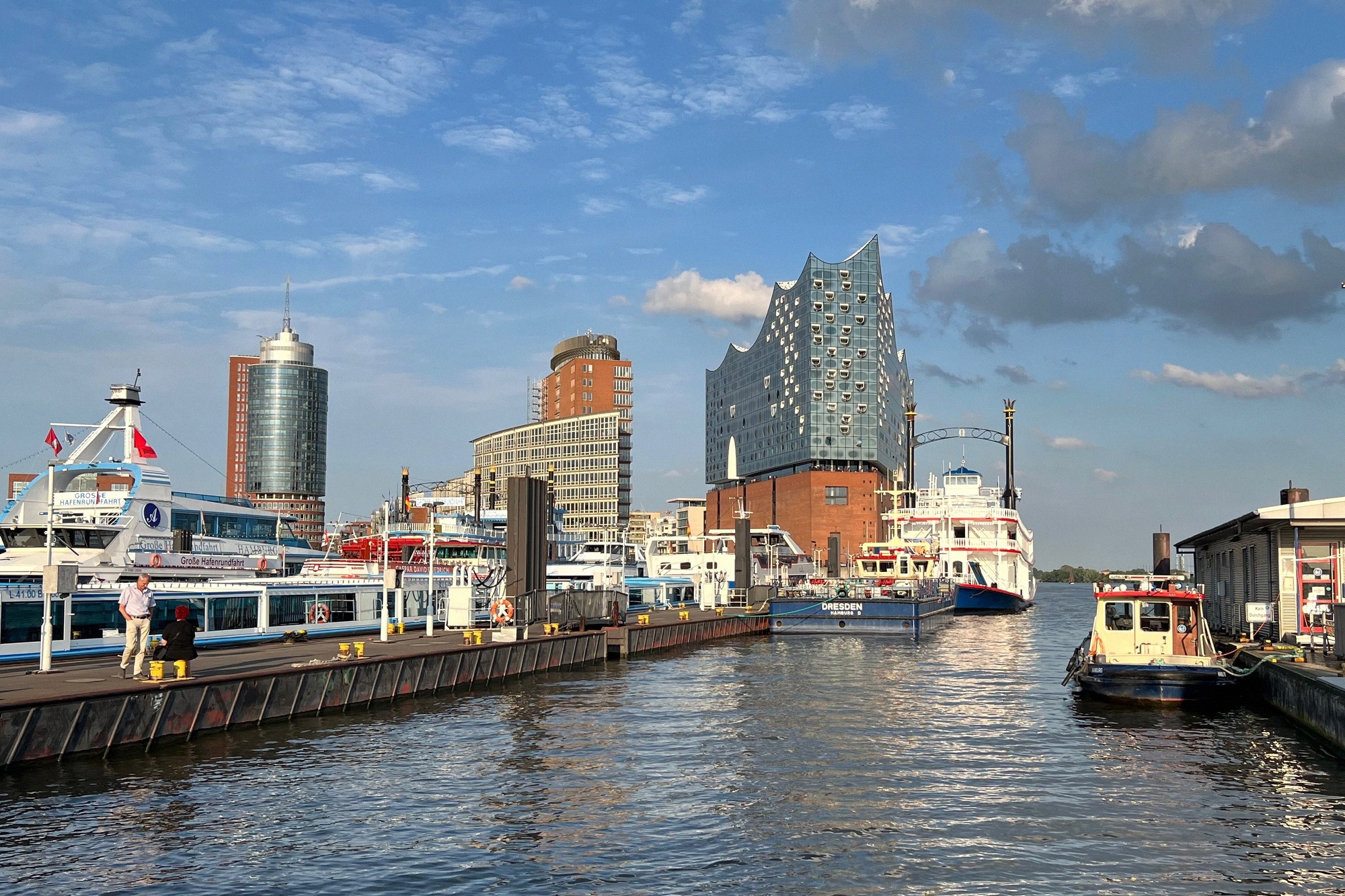 Satamapanoraama laiturilta, Elbphilharmonie lasiosineen tiilisen makasiinin päällä, vieressä risteilyterminaali ja Marco-Polo-Tower.