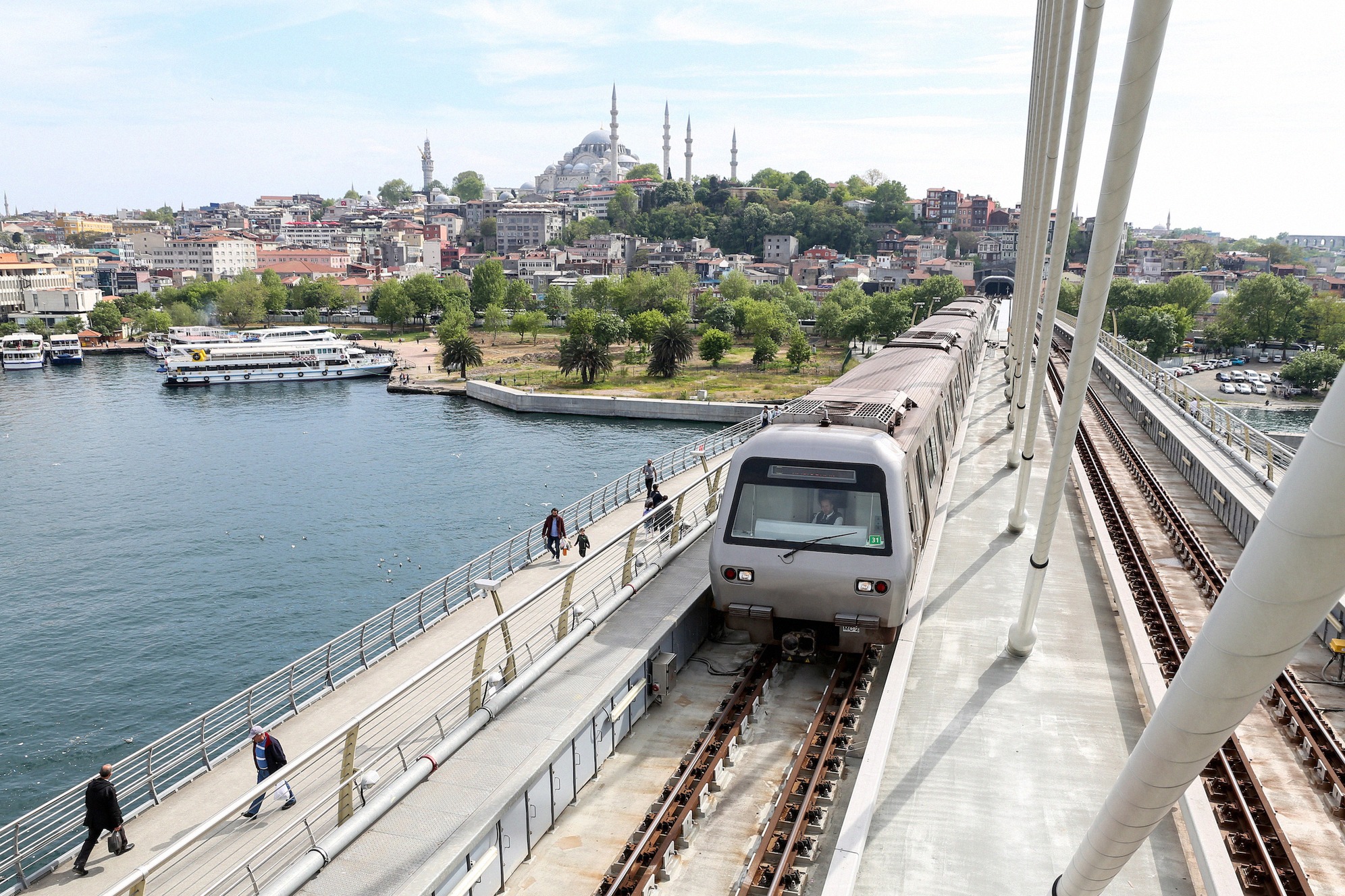 Istanbulin metro ylittää sillan Kultaisen sarven yli, taustalla Süleymanin moskeija.