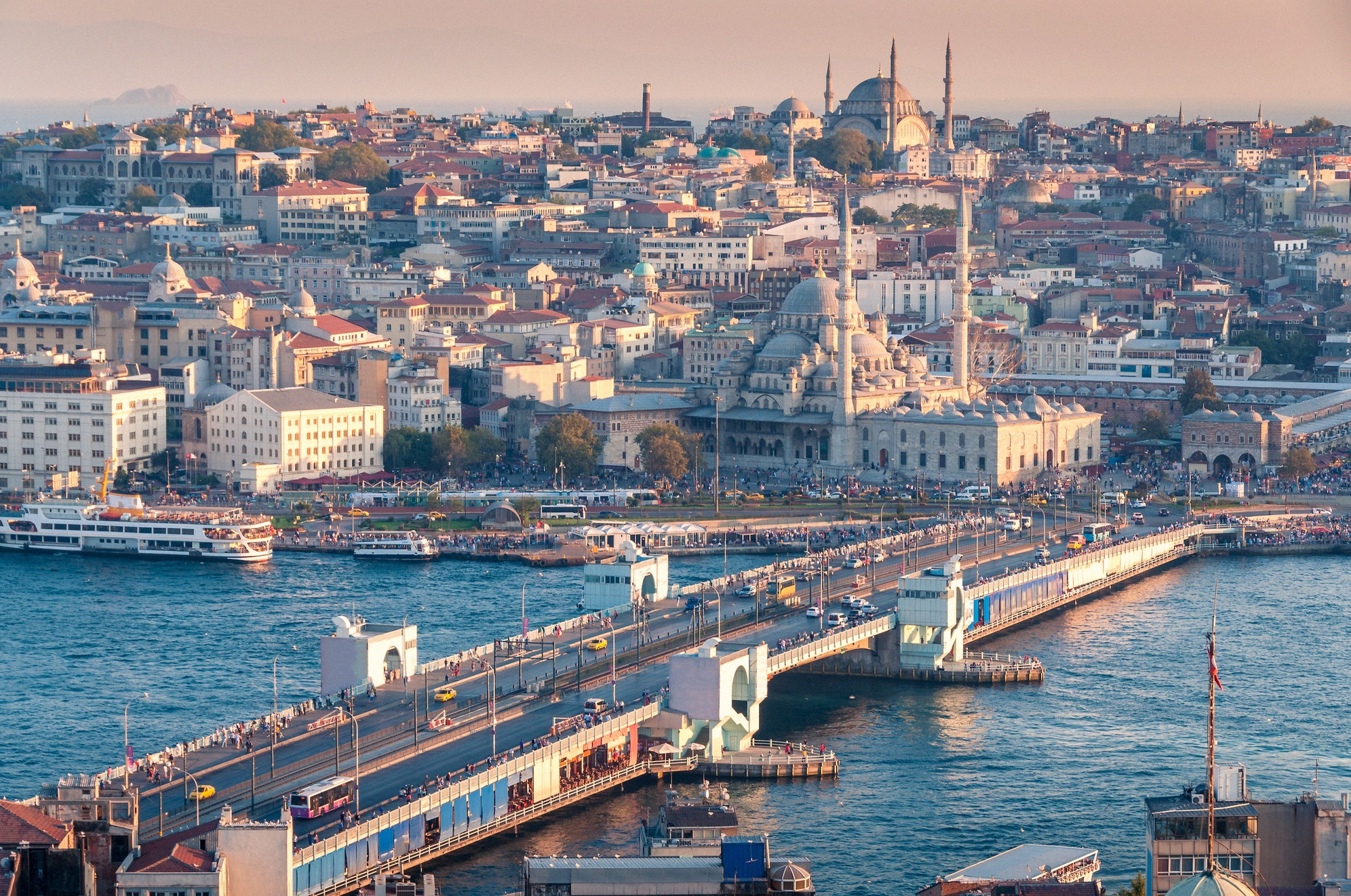 Ilmakuva Istanbulin historiallisesta keskustasta: vilkas Galatan silta Kultaisen sarven yli ja Yeni Camii (Uusi moskeija) iltavalossa.