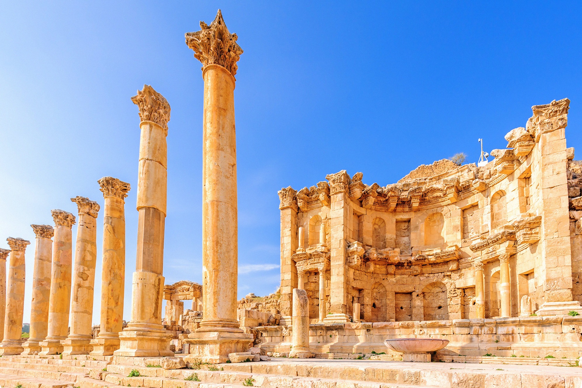 Antiikin Jerashin (Gerasan) komea roomalainen Nymphaeum-suihkulähde Jordaniassa - monumentaalinen korinttilaispylväin koristeltu suihkulähde 200-luvulta jKr.