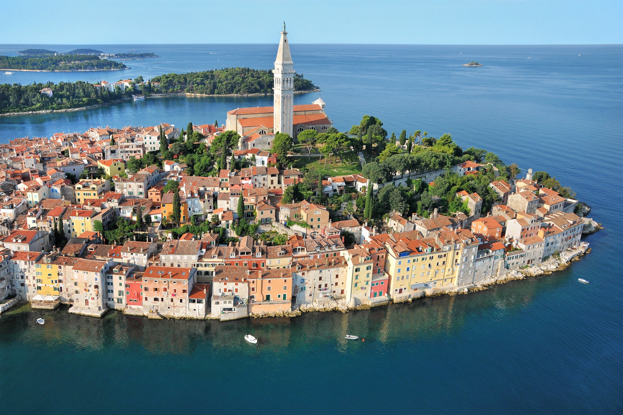 Lovrijenacin linnoitus jyrkällä merenrantakalliolla, kuvattuna Dubrovnikin muureilta. Keskiaikainen puolustuslinnoitus Adrianmeren yllä, taustalla vanhakaupunki kultaisessa iltavalossa.