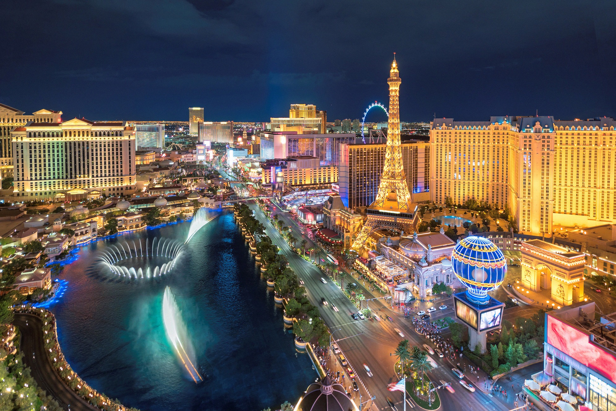 Las Vegas Strip yöllä koko loistossaan: neonjulkisivut, Bellagion suihkulähteet ja Paris-hotellin Eiffel-tornikopio hehkuvat aavikkoyössä.