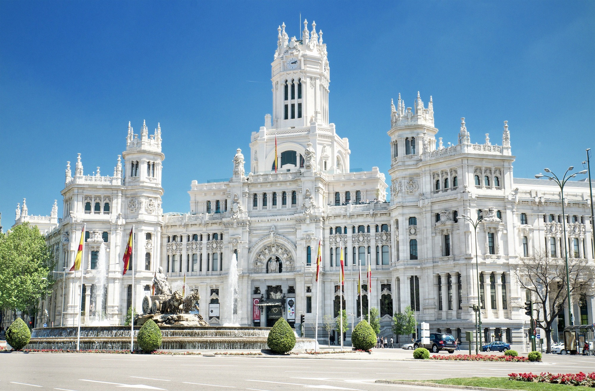 Näyttävän valkoisen Palacio de Cibelesin julkisivu samannimisellä aukiolla Madridissa. Plateresk-tyylinen historiallinen rakennus toimii nykyään kaupungintalona.