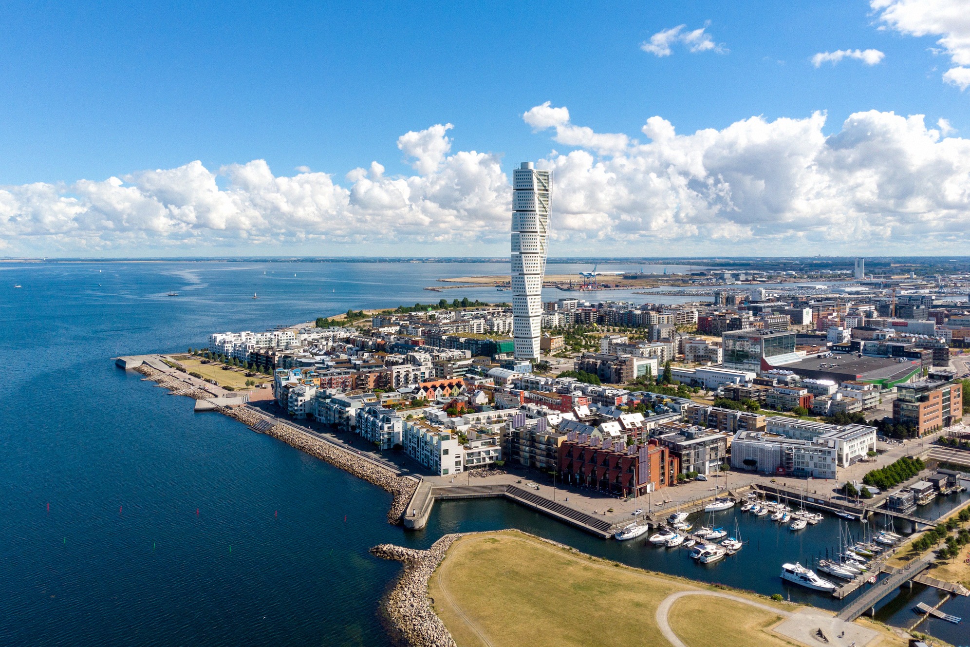 Ilmakuva Malmöstä: keskellä näkyvä pilvenpiirtäjä Turning Torso, Västra Hamnenin kaupunginosan venesatama ja taustalla Juutinrauma.