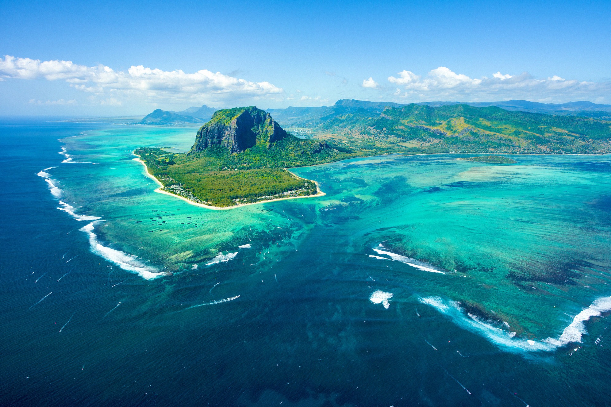 Huikea ilmakuva Mauritiuksesta: näyttävä Le Morne Brabantin kalliomuodostuma kohoaa turkoosin laguunin ja koralliriutan yllä.