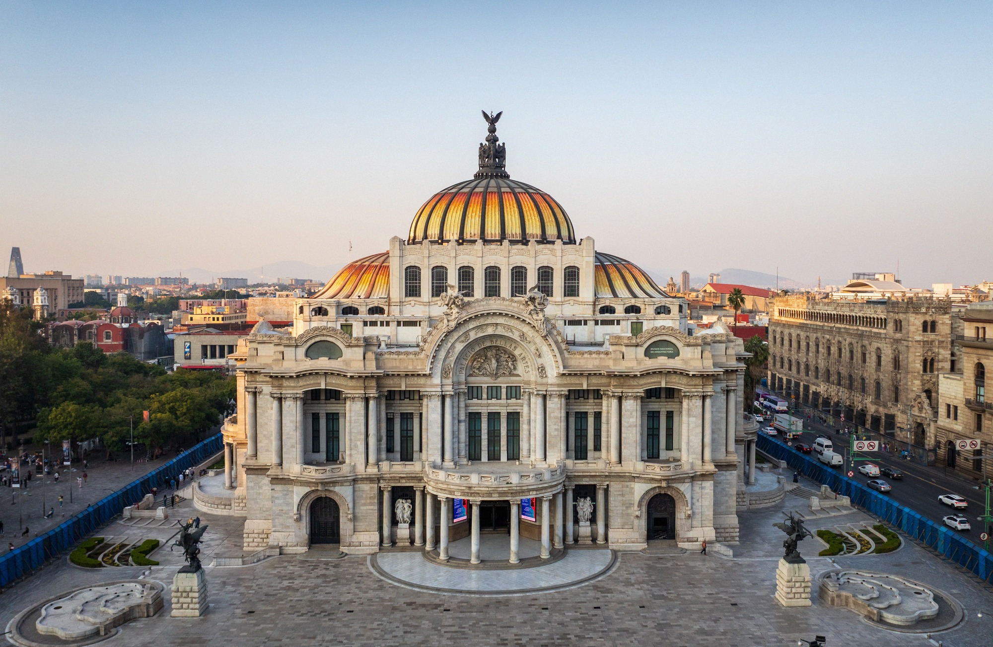 Palacio de Bellas Artes Mexico Cityssä kultaisine kupoleineen iltavalossa.