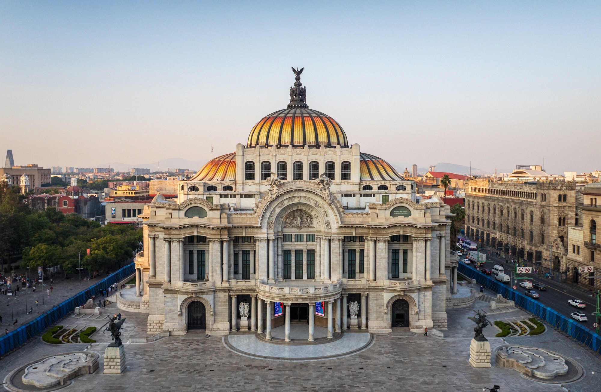 Komea Palacio de Bellas Artes kultaisine kupoleineen iltavalossa, yksi Latinalaisen Amerikan kauneimmista kulttuurikeskuksista