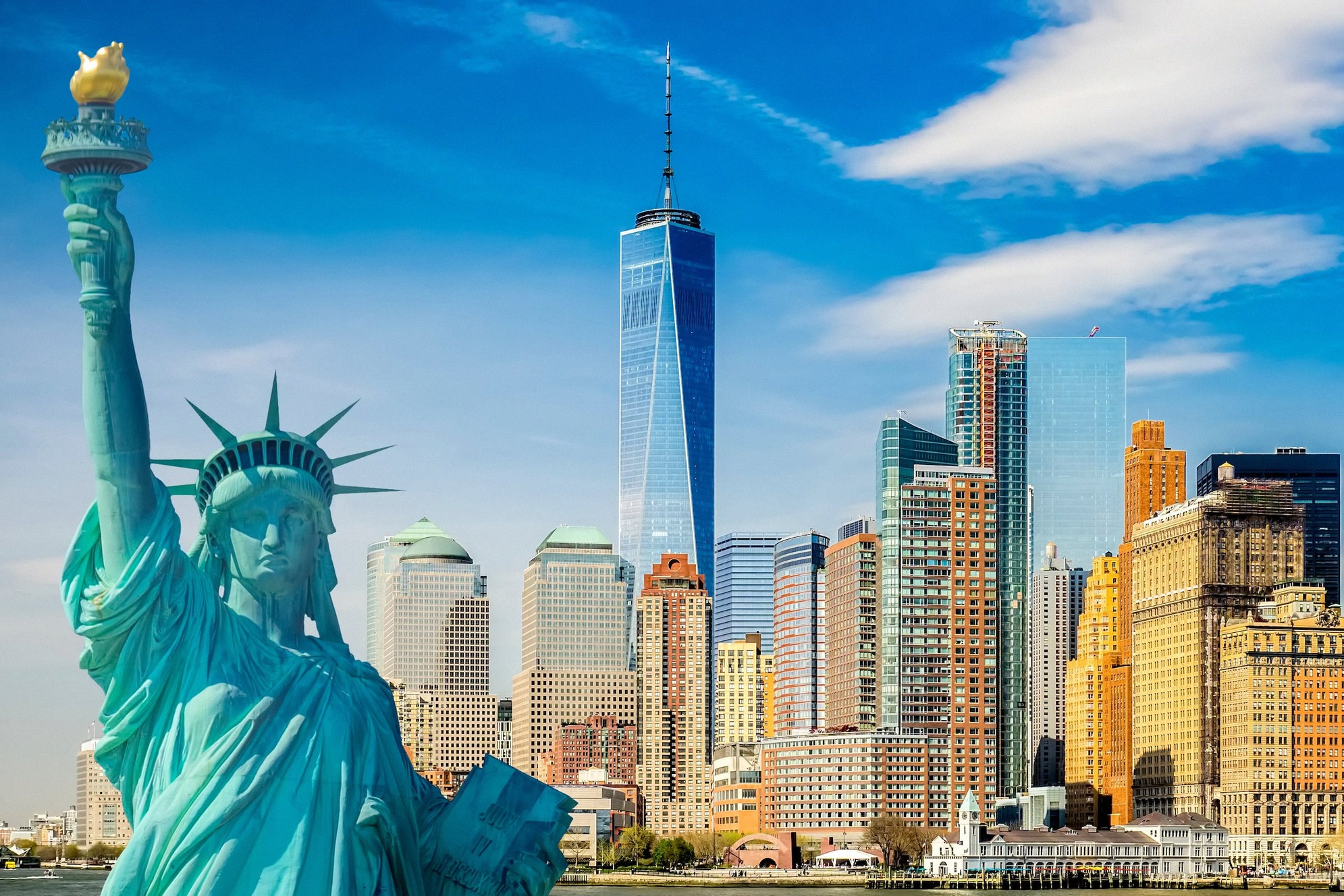 Ikoninen sommitelma Vapaudenpatsaasta Lower Manhattanin pilvenpiirtäjien ja One World Trade Centerin edessä, New York Cityn tunnuskuva.