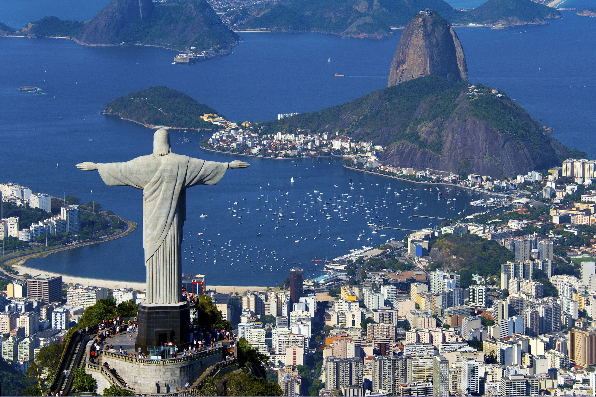 Panoraamanäkymä Rio de Janeiroon, etualalla Kristus-patsas Cristo Redentor, taustalla Sokeritoppa ja Guanabaran lahti, lähes sama perspektiivi kuin kuvassa rio-1, mutta hieman eri sommittelu.