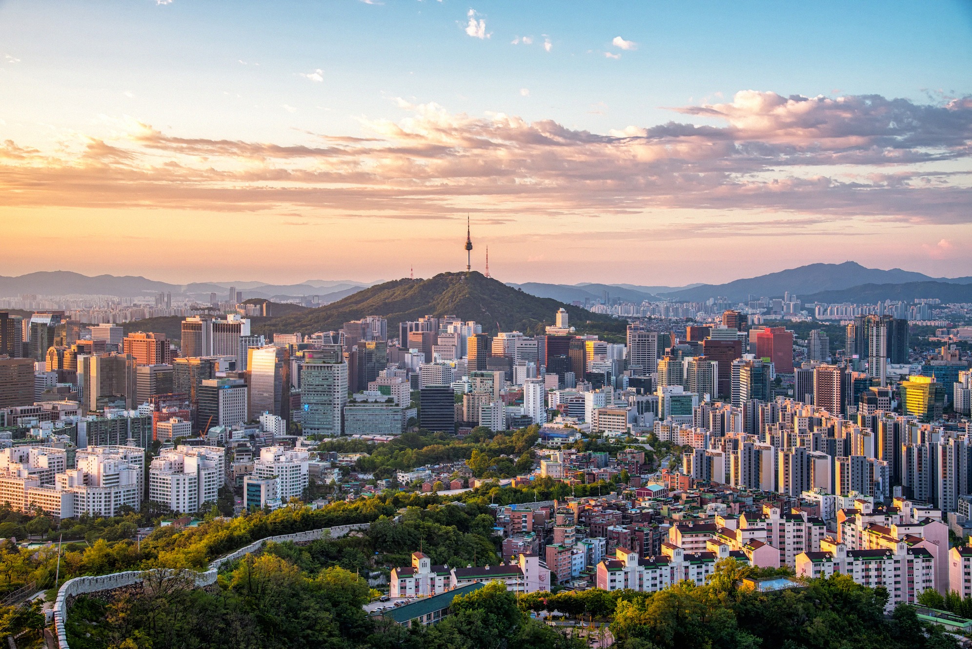 Laaja näkymä Soulin silhuetille auringonlaskussa, keskellä kaupunkipanoraamaa N Seoul Tower Namsan-kukkulan laella.