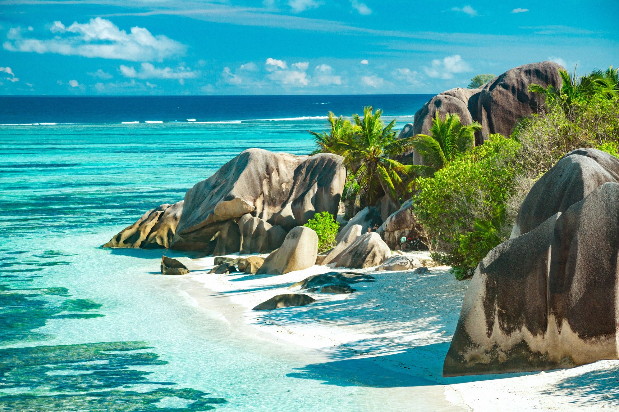Maailmankuulu Anse Source d'Argent -ranta La Diguella, Seychelleillä; tunnusomaiset valtavat graniittikalliot smaragdinvihreässä vedessä, valkoinen hienojakoinen hiekka ja kookospalmut tekevät tästä yhden maailman kauneimmista rannoista.