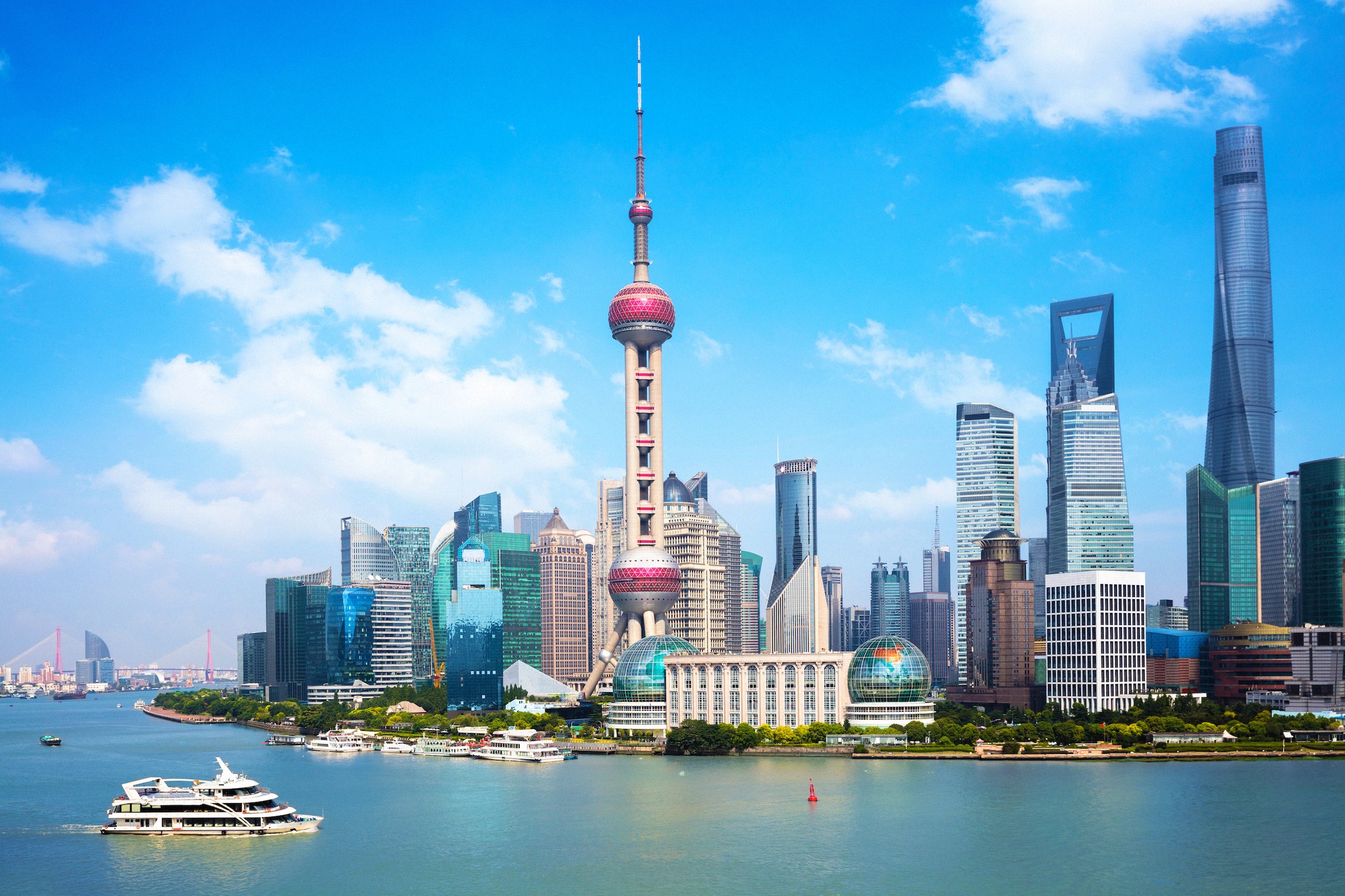 Shanghain ikoninen silhuetti Bundilta katsottuna, Oriental Pearl Tower, Shanghai World Financial Center ja Shanghai Tower hallitsevat Huangpun Pudongin puoleista rantaa.