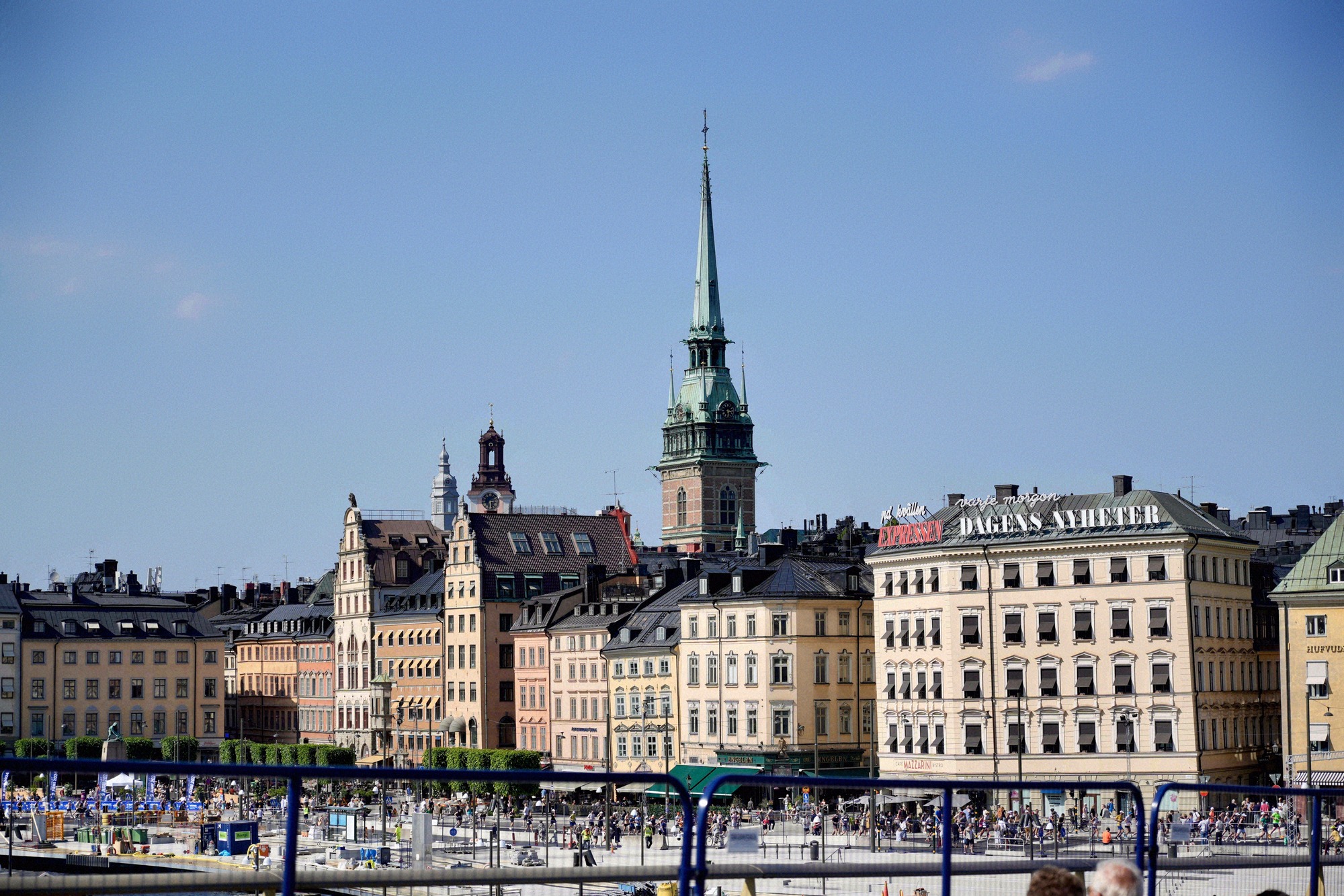 Tukholman ikoninen kaupungintalo (Stadshuset) tunnusomaisine torneineen ja kultaisine kruunuineen Mälaren-järven rannalla, Ruotsin pääkaupungin maamerkki.