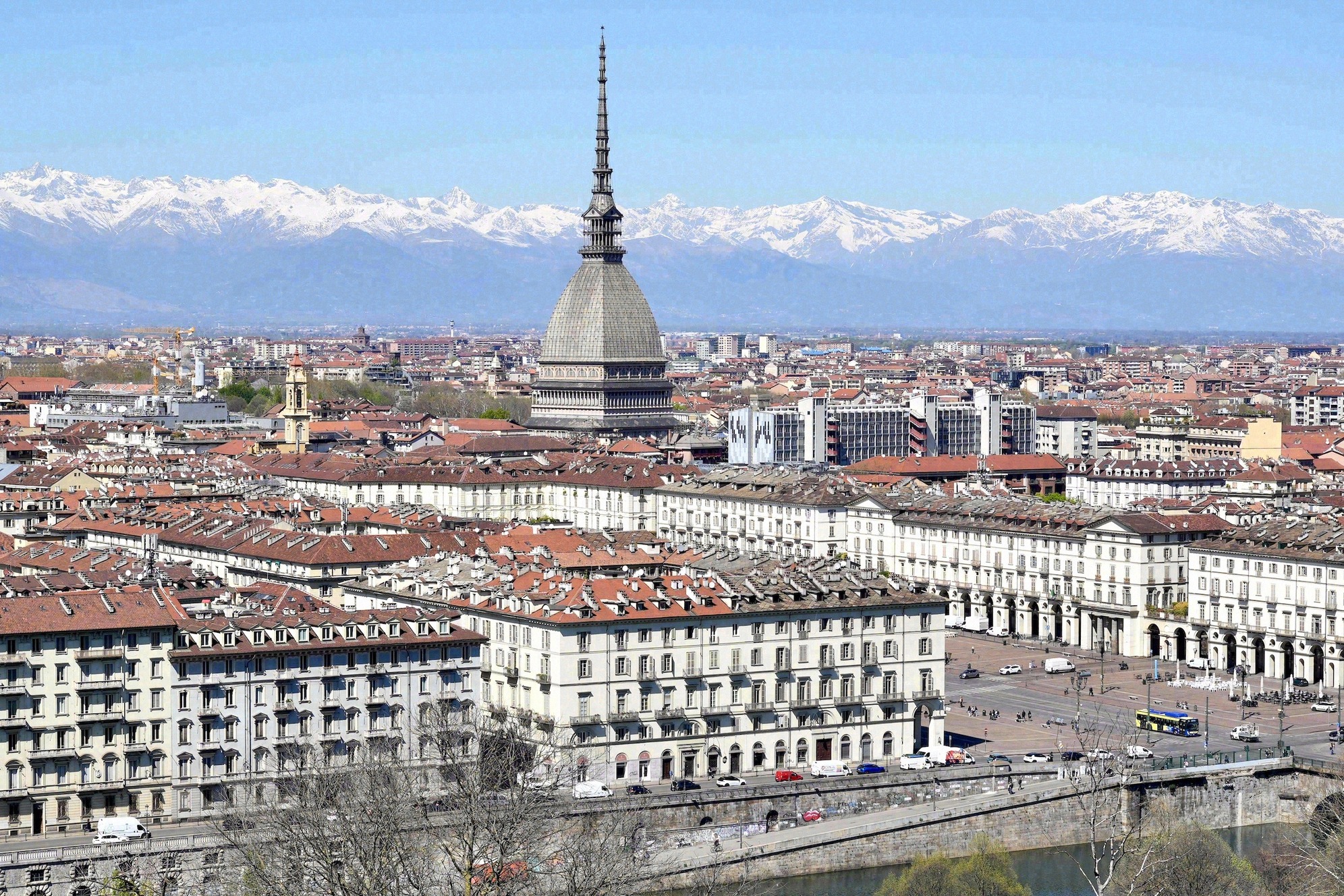 Klassinen näkymä Torinoon Monte dei Cappuccinilta: Mole Antonelliana, Po-joki, Piazza Vittorio Veneto ja lumihuippuiset Alpit.
