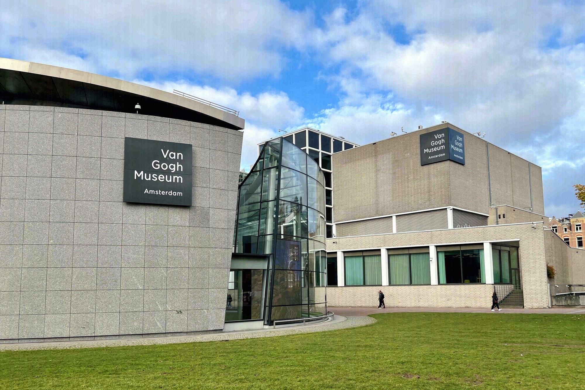 Van Gogh -museon kaareva sisäänkäyntirakennus Museumpleinilla Amsterdamissa.