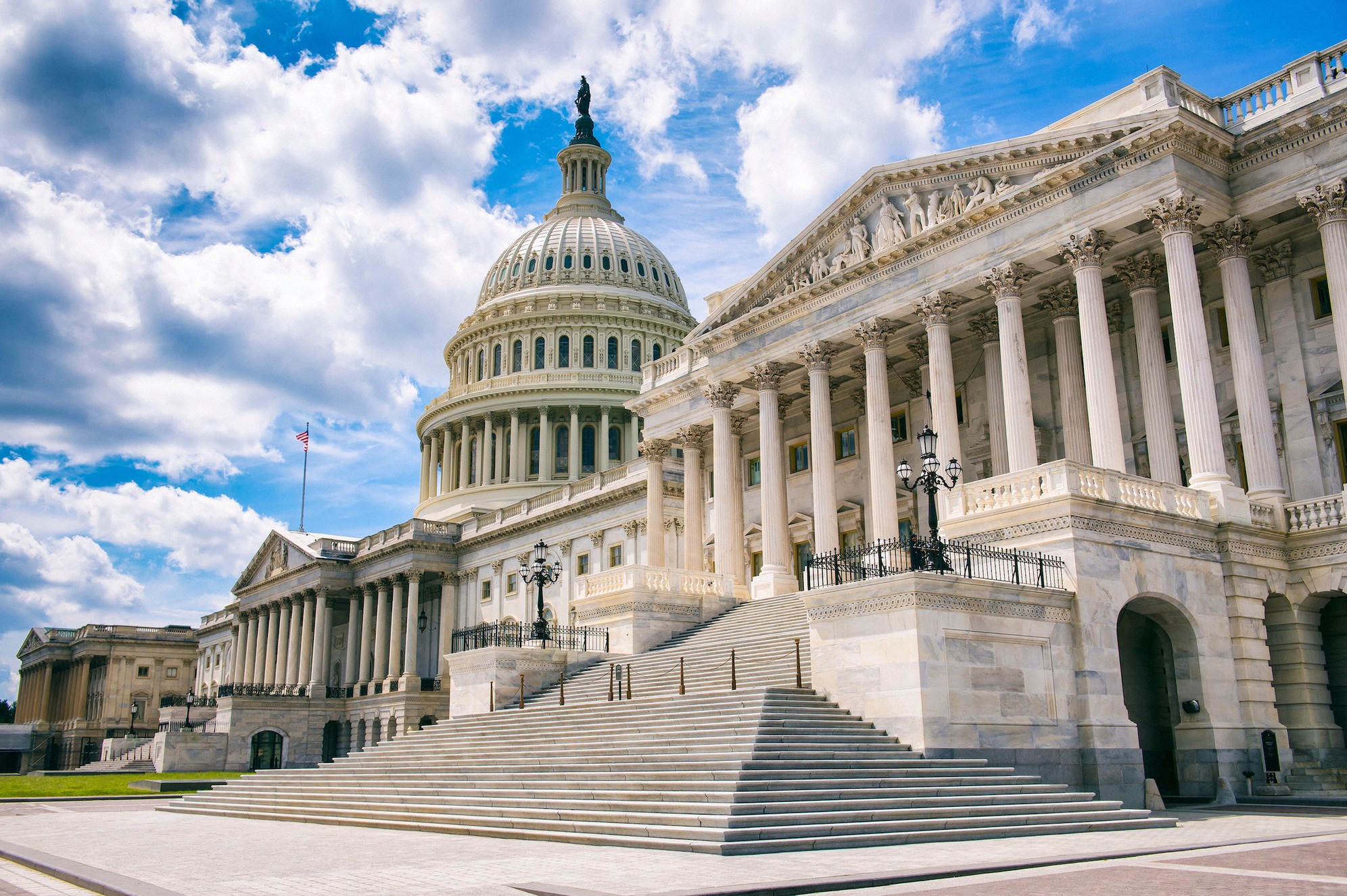 Yhdysvaltain Capitol Washington D.C.:ssä vaikuttavine uusklassisine kupoleineen, pylväsportikkoineen ja leveine portaineen - kongressin kotipaikka ja amerikkalaisen demokratian symboli.