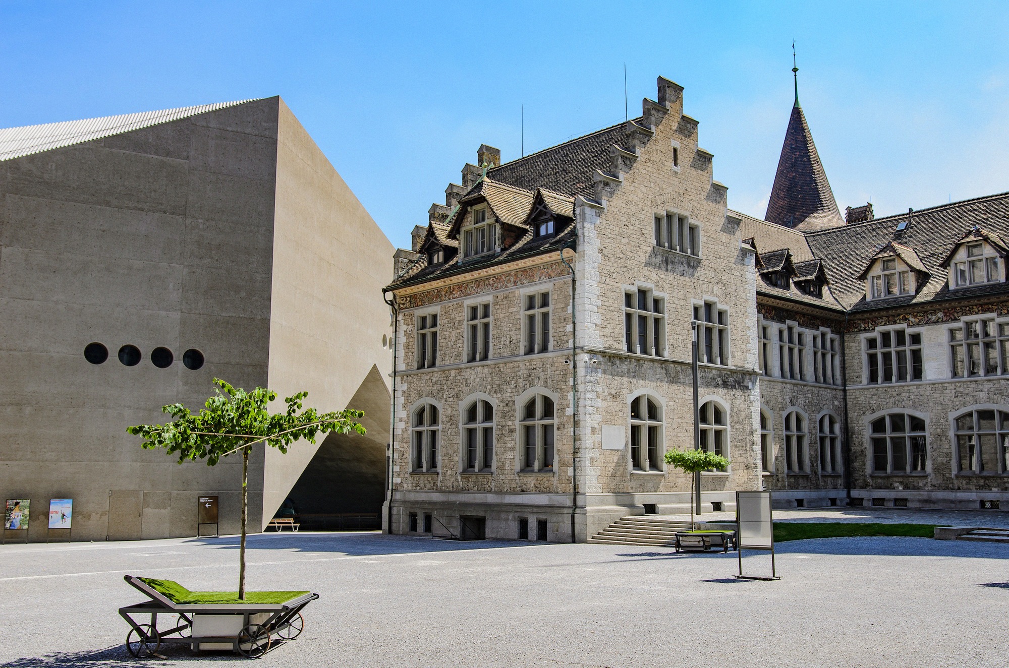 Sveitsin kansallismuseon sisäpiha Zürichissä, vanha rakennus ja moderni laajennusosa.